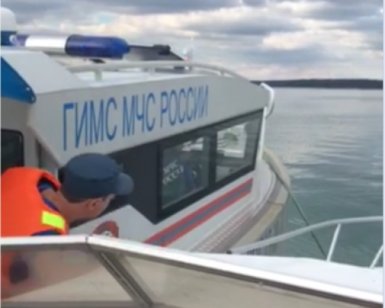 С акватории Иркутского водохранилища эвакуировали катер с двумя рыбаками