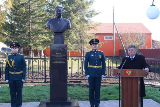 Памятник почётному гражданину Нукутского района Георгию Петрову открыли в поселке Новонукутский