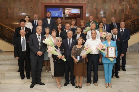 Государственные награды жителям Иркутской области передал от имени Президента России губернатор Игорь Кобзев