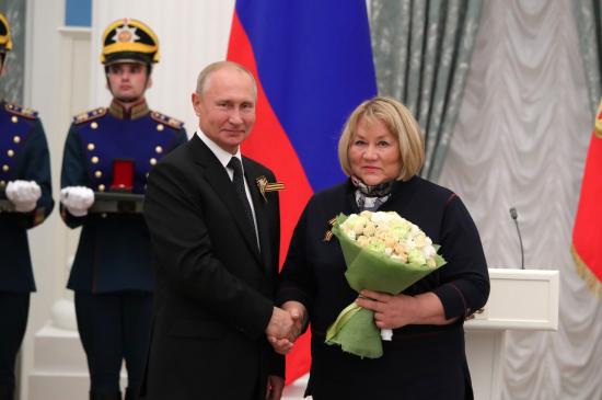 Владимир Путин вручил Государственную премию РФ преподавателю ИГУ Галине Медведевой