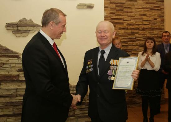 Губернатор Иркутской области Сергей Левченко в преддверии Нового года встретился с жителями региона Сергей Левченко вручил героям Труда благодарности и медали к 80-летию Иркутской области