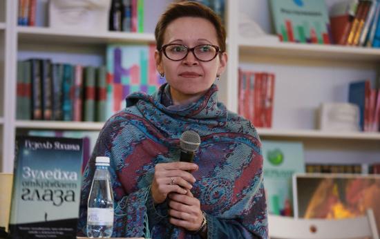Гузель Яхина — российская писательница. Родилась в Казани в 1977 году Автором Тотального диктанта 2018 года стала Гузель Яхина
