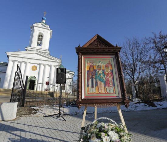 На фасаде Входо-Иерусалимского храма установили мемориальную доску Святителю Иннокентию (Вениаминову)