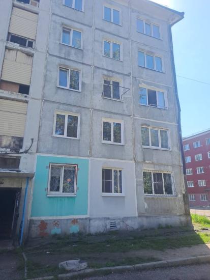 Полуторагодовалый ребенок выпал из окна четвертого этажа жилого дома в Усолье-Сибирском