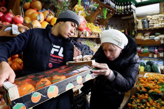 Санкционную испанскую хурму изъяли на рынке в Иркутске