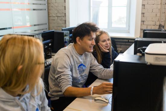 Преподаватели ИГУ обучат школьников и учителей Иркутска работе с ИИ