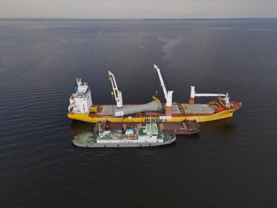 Перевалка крупногабаритных грузов для Иркутского завода полимеров завершилась в открытом море