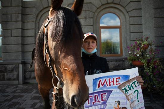Иркутский ипподром провел акцию протеста против строительства жилых домов вблизи беговой дорожки