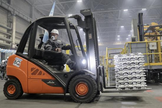 Зарплату сотрудникам ИркАЗа повысят на 10%