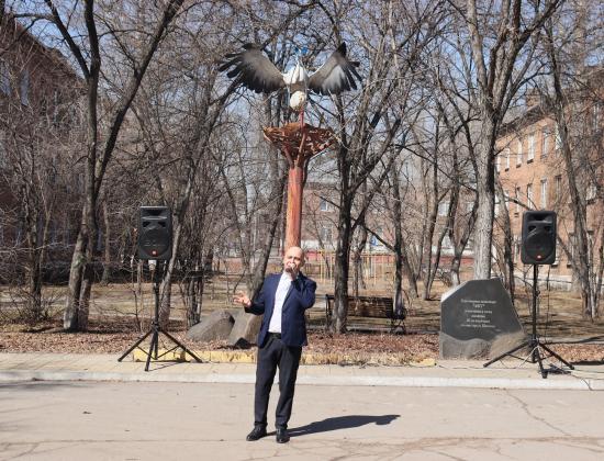 ИркАЗ организовал концерт у здания родильного отделения Шелеховской районной больницы