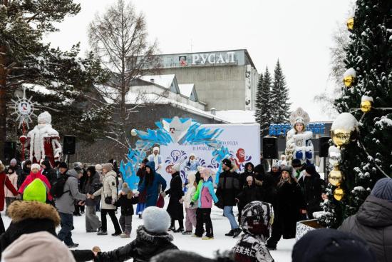 Новогодние праздники в Шелехове завершили городским хороводом