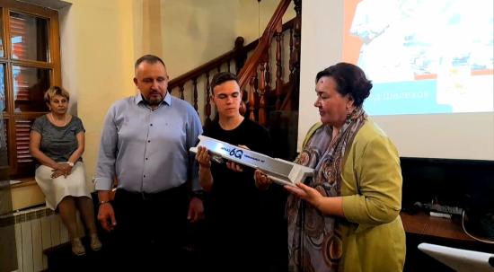 ИркАЗ передал шелеховскому музею юбилейный слиток