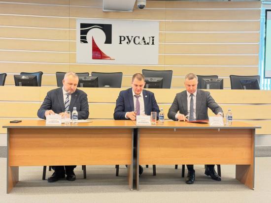 Экономическое соглашение на 2026 год подписал Иркутский алюминиевый завод с администрациями города Шелехова и Шелеховского района
