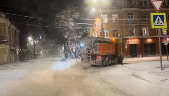 Дорожные службы в Иркутске усилили противогололедную обработку в условиях сильного похолодания