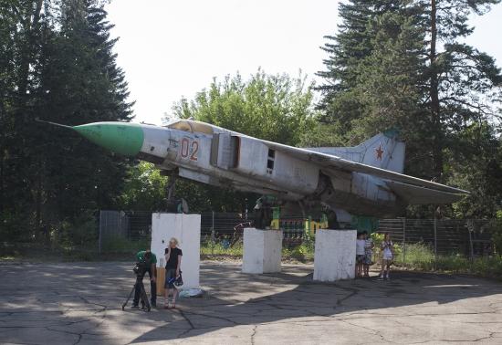 Самолет-памятник с территории ИВВАИУ перевезут к школе № 21