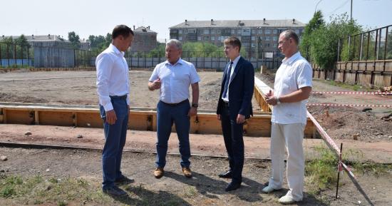Проект реализуют в рамках соглашения о сотрудничестве администрации Братска и Группы «Илим». На строительство катка выделено более 16 млн руб. Новый крытый каток построят в центре Братска