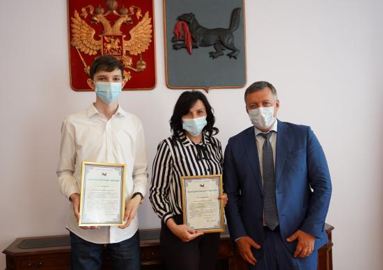 Игорь Кобзев вручил десятикласснику Антону Литвинову наградные часы за участие в операции по спасению 3-летнего ребёнка