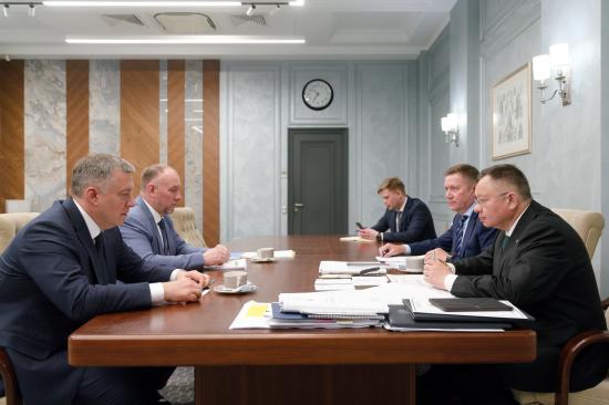 Развитие строительного комплекса Иркутской области обсудил Игорь Кобзев на встрече с главой Минстроя России