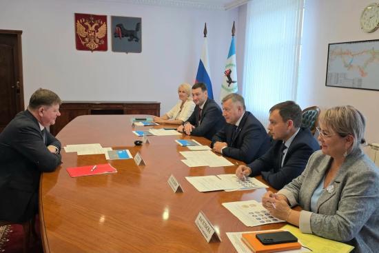 Вопрос повышения финансовой грамотности жителей Иркутской области подняли во время рабочей встречи Игорь Кобзев и Игорь Коржук