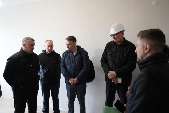 Ход строительства жилых домов в микрорайоне Восточный в Нижнеудинске проверил Игорь Кобзев