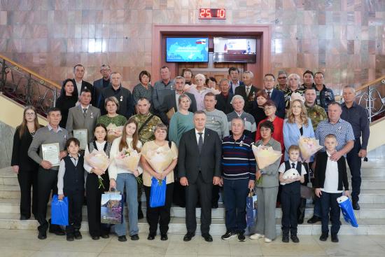 Жителям Иркутской области вручили медали общественного признания «Отец солдата»