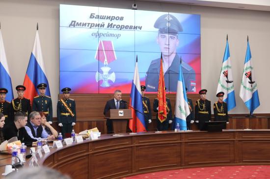 Губернатор Игорь Кобзев передал ордена родственникам погибших военнослужащих