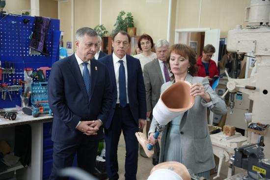 Губернатор Приангарья Игорь Кобзев ознакомился с работой иркутского филиала Московского протезно-ортопедического предприятия