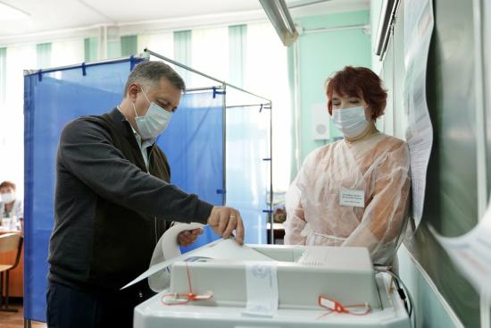 Губернатор Иркутской области Игорь Кобзев проголосовал на выборах в Госдуму