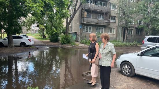 Благоустройство внутриквартальных проездов стало поводом нескольких обращений жителей Ангарска на приемы к депутатам ЗС