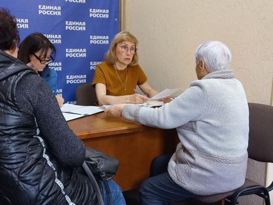 Социальные вопросы помогают решать гражданам депутаты ЗС во время приемов