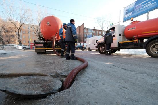 В Иркутске устраняют повреждение на сетях водоснабжения