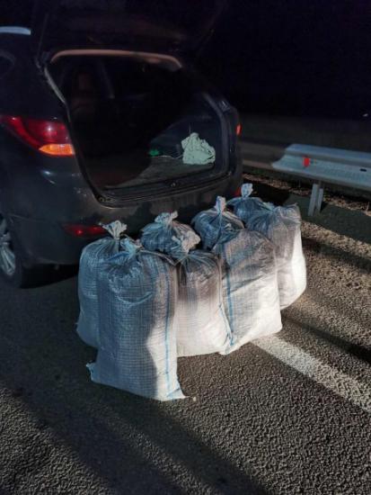 Мужчина перевозил восемь мешков конопли под видом комбикорма в Усолье-Сибирском