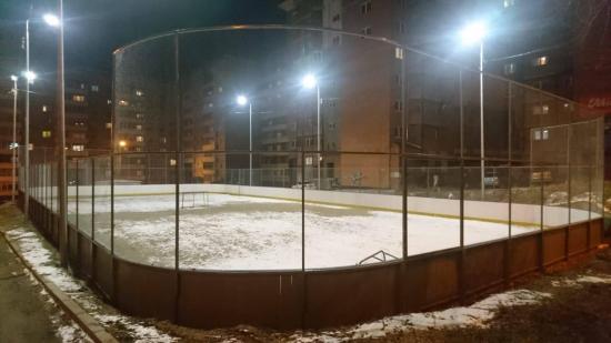 Хоккейный корт отремонтировали во дворе дома на Рябикова в Иркутске