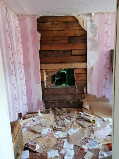 Мужчина выпилил стену, чтобы ограбить предприятие в Шелеховском районе