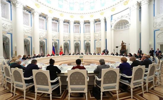 Владимир Путин предложил начать в 2018 году реализацию ряда новых мер поддержки российских семей