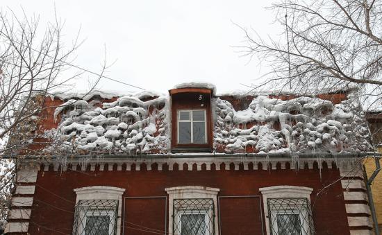 С крыш Иркутска начали чистить снег