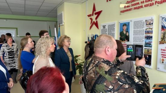 Стену памяти в честь выпускников, погибших на СВО, открыли в Хомутовской школе № 1