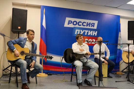 Актёры Иркутской Драмы рассказали о своих концертах на СВО во время первого квартирника в региональном избирательном штабе Владимира Путина