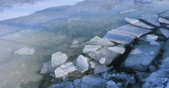 Водитель УАЗа погиб подо льдом Байкала