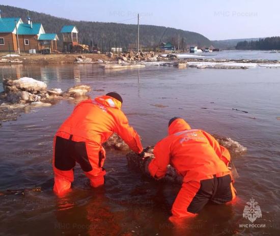 Взрывные работы на реке Нижняя Тунгуска позволили снять угрозу подтопления жилых домов в селе Подволошино Катангского района