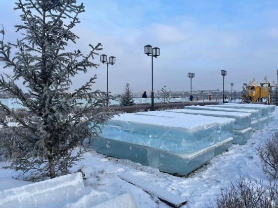 В Иркутске возводят изо льда арку цесаревича Николая и казачий струг