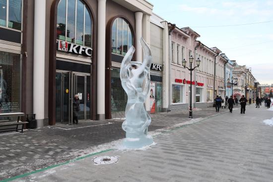 Галерею ледовых фигур создают в Иркутске на улице Урицкого