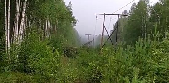 В поселке Мама восстановили электроснабжение, прерванное ураганом