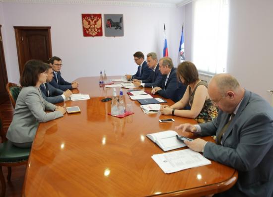 Губернатор Иркутской области Сергей Левченко провел встречу с председателем Байкальского банка ПАО «Сбербанк России» Александром Абрамкиным Байкальский банк Сбербанка России готов профинансировать разработку стратегии по развитию туризма в Южном Прибайкалье