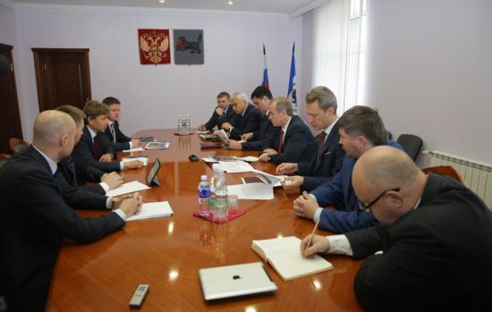 Развитие территории, где ведет деятельность ПАО «Полюс», обсудили Сергей Левченко и глава компании Павел Грачев
