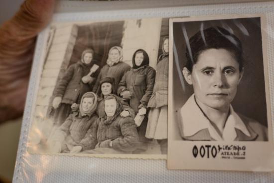 Ветеран Анна Обуздина хранит пилу, которой работала на строительстве новой Усть-Уды
