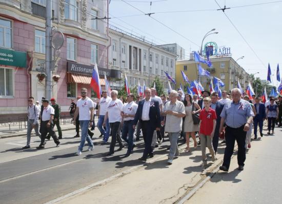 После завершения митинга состоялось шествие по улице Ленина, в рамках которого прошла уже ставшая традиционной акция «Живой флаг» Сергей Брилка принял участие в праздничных мероприятиях в честь Дня России
