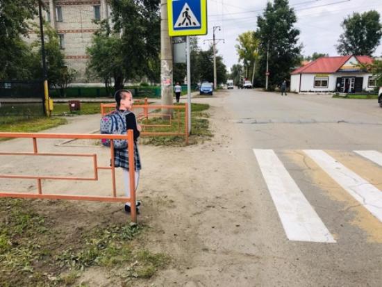 В Зиме у пешеходных переходов установили макеты детей