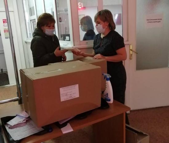 Защитные маски бесплатно раздали в селе Оса пассажирам междугороднего транспорта