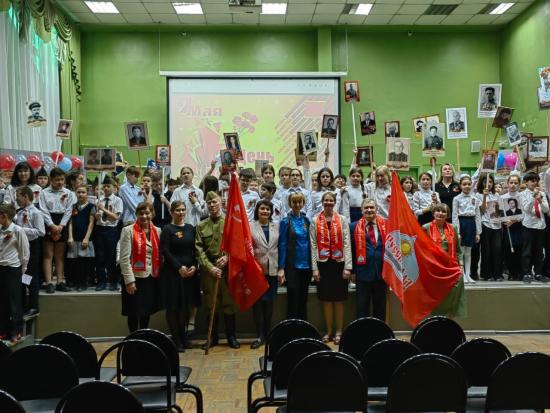 Андрей Маслов и активисты движения «Русский Лад» вручили копии Знамени Победы двум школам Иркутска